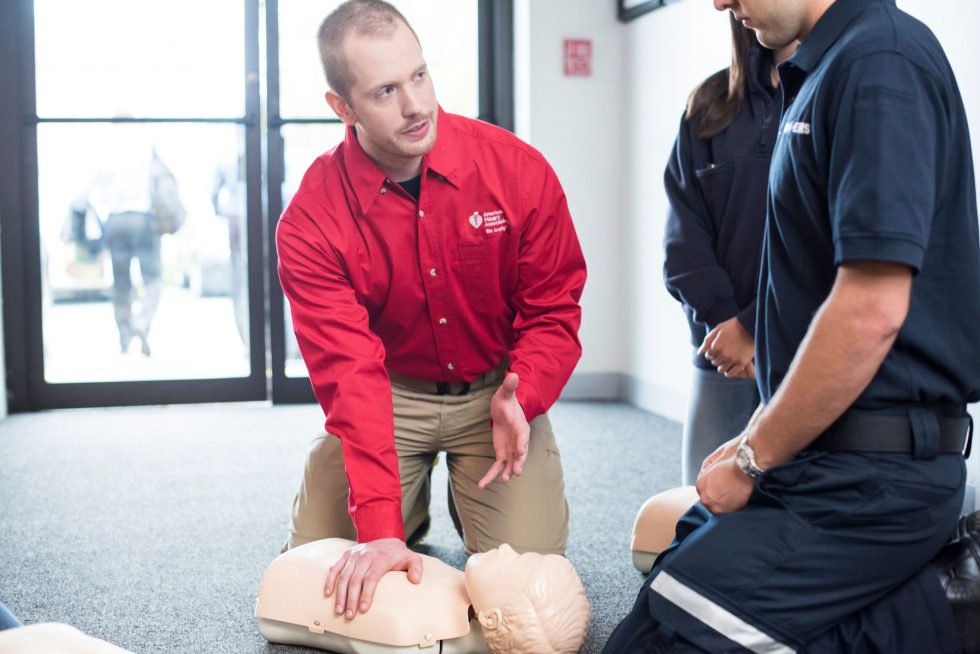instructor-and-paramedic-training-on-manikin-4Y3kqRY-980×654-1 Empower Lives: Become an AHA CPR Instructor