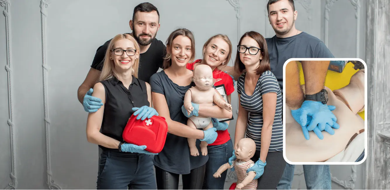 Grupo de instructores y alumnos practicando RCP con maniquí adulto e infantil durante clase presencial de primeros auxilios y certificación BLS en Houston Texas.